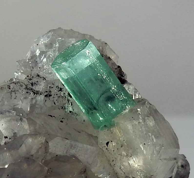 44.5ct Emerald - Mineral Specimen - prettyrock.com